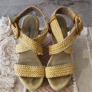 BareTraps Mustard Woven Sandals, Size 8 EUC